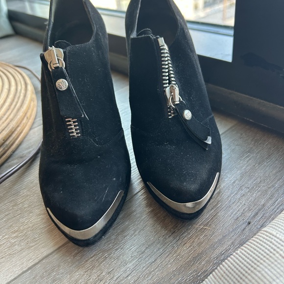 Stuart Weitzman Black Suede Women's Shoes with Zipper Detail - Picture 5 of 9